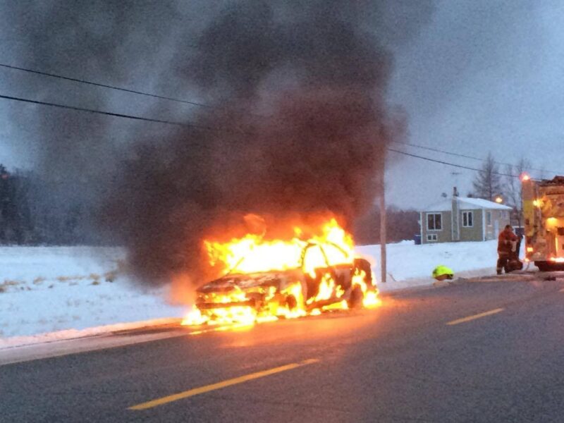 Une voiture en flammes