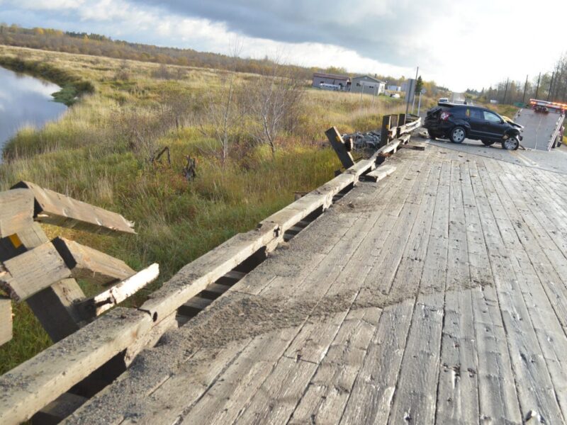 Une voiture endommage le pont de Sainte-Gertrude