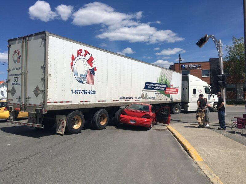 Une voiture se retrouve encastrée dans une remorque