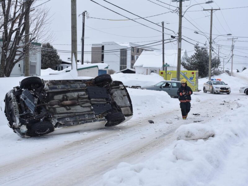 Une voiture se retrouve sur le côté à Val-d’Or