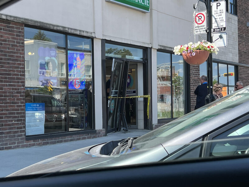 Une voiture percute la pharmacie Jean Coutu à Amos